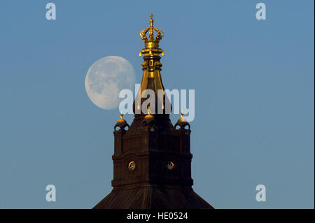 La lune peut être vu derrière la couronne sur le toit de la chancellerie d'état de Saxe à Dresde, Allemagne, 16 décembre 2016. Photo : Arno Burgi/dpa-Zentralbild/dpa Banque D'Images