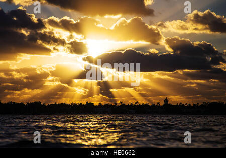 Palm Beach, Floride, USA. 14Th Dec 2016. Le soleil se lève sur le président élu, Donald Trump's Mar-a-Lago Club Vendredi à Palm Beach, FL le 16 décembre 2016. Trump est répandu pour être arrivant plus tard aujourd'hui pour les vacances de Noël. Allen Eyestone/Le Palm Beach Post/ZUMA/Alamy Fil Live News Banque D'Images