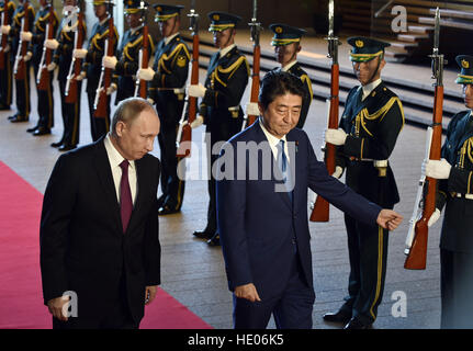 Tokyo, Japon. 14Th Dec 2016. Le président russe Vladimir Poutine (1e, g) et le Premier ministre japonais Shinzo Abe (2e, g) examiner une garde d'honneur à Abe's résidence officielle à Tokyo, Japon, le 16 décembre 2016. Le président russe Vladimir Poutine a déclaré vendredi que les îles rangée entre la Russie et le Japon ne peut pas être résolu rapidement. © Xinhua/Alamy Live News Banque D'Images