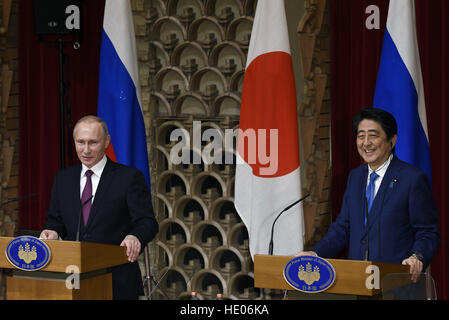 Tokyo, Japon. 14Th Dec 2016. Le président russe Vladimir Poutine (G) et le Premier ministre japonais Shinzo Abe assister à une conférence de presse conjointe à Abe's résidence officielle à Tokyo, Japon, le 16 décembre 2016. Le président russe Vladimir Poutine a déclaré vendredi que les îles rangée entre la Russie et le Japon ne peut pas être résolu rapidement. © Xinhua/Alamy Live News Banque D'Images