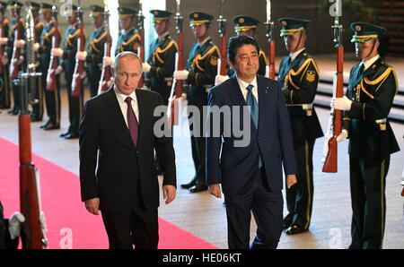Tokyo, Japon. 14Th Dec 2016. Le Premier ministre japonais Shinzo Abe escorts Le président russe Vladimir Poutine au cours de la cérémonie d'arrivée, 16 décembre 2016 à Tokyo, Japon. © Planetpix/Alamy Live News Banque D'Images