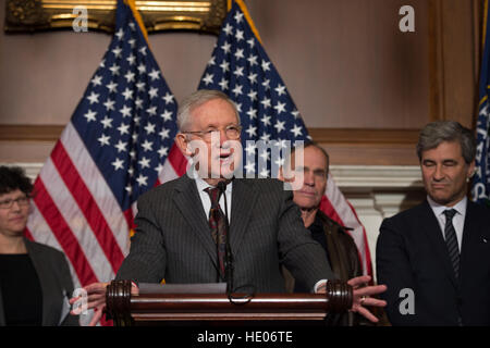 Washington, USA. Le 15 décembre, 2016. Le leader de l'opposition au Sénat Harry Reid parle au cours d'une cérémonie de signature de servitude dans la capitale américaine le 15 décembre 2016 à Washington, DC. La servitude permet de protéger le bassin et la gamme National Monument dans le Nevada qui contient le projet d'art terrassement massive ville par l'artiste Michael Heizer. © Planetpix/Alamy Live News Banque D'Images