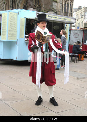 Cambridge, UK. 14Th Dec 2016. Dickens Street performer dans la ville universitaire historique de Cambridge, Royaume-Uni le 16 décembre 2016 © Keith MAYHEW/Alamy Live News Banque D'Images