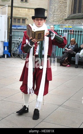 Cambridge, UK. 14Th Dec 2016. Dickens Street performer dans la ville universitaire historique de Cambridge, Royaume-Uni le 16 décembre 2016 © Keith MAYHEW/Alamy Live News Banque D'Images