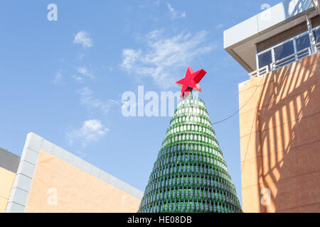 Asunción, Paraguay. 16 décembre 2016. Un arbre de Noël fait de bouteilles de bière est vu pendant l'après-midi ensoleillé devant le centre commercial, Asunción, Paraguay. Credit: Andre M. Chang/Alamy Live News Banque D'Images