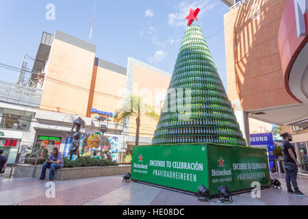 Asunción, Paraguay. 16 décembre 2016. Un arbre de Noël fait de bouteilles de bière est vu pendant l'après-midi ensoleillé devant le centre commercial, Asunción, Paraguay. Credit: Andre M. Chang/Alamy Live News Banque D'Images