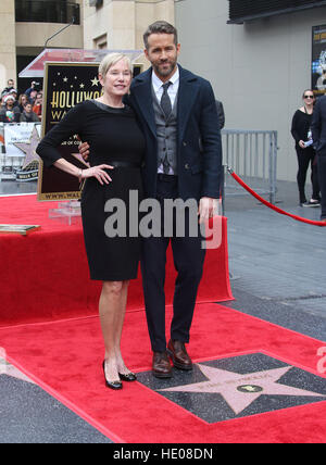 Hollywood, CALIFORNIE, États-Unis. 15 décembre 2016. 15 décembre 2016 - Hollywood, Californie - Ryan Reynolds, Tammy Reynolds. Ryan Reynolds honoré avec Star sur le Hollywood Walk of Fame. Crédit photo : F. Sadou © AdMedia /Alamy Live News Banque D'Images