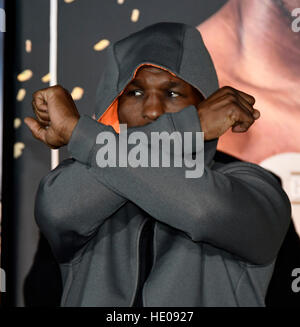 Los Angeles CA. 14Th Dec 2016. Bernard Hopkins arrive à la pesée d'aujourd'hui au la Forum vendredi. Bernard Hopkins sera la lutte contre Joe Smith pour la WBC International light Heavyweight Championship title samedi sur HBO PPV. C'est la dernière lutte pour Bernard Hopkins après une 28ans dans l'anneau à l'âge de 51 ans. Photos de Gene Blevins/LA DailyNews/ZumaPress. © Gene Blevins/ZUMA/Alamy Fil Live News Banque D'Images