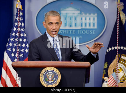 Washington DC, USA. 14Th Dec 2016. Le président des États-Unis Barack Obama effectue sa dernière conférence de presse de l'année dans la salle des conférences de presse de la Maison Blanche à Washington, DC, le 16 décembre 2016. Crédit : Olivier Douliery/piscine par MediaPunch MediaPunch /CNP © Inc/Alamy Live News Banque D'Images