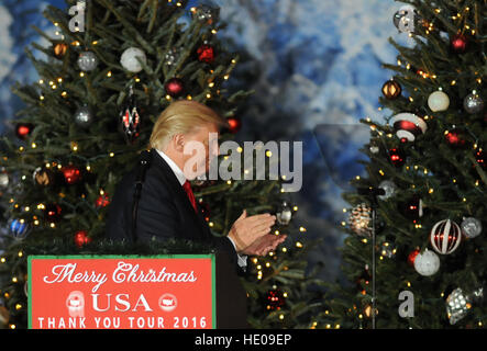 Orlando, United States. 14Th Dec 2016. 16 décembre 2016 - Orlando, Floride, États-Unis - Le Président élu Donald Trump quitte le podium après avoir parlé au cours d'un "Merci d'' le 16 décembre 2016 au parc des expositions du centre de la Floride à Orlando, Floride. © Paul Hennessy/Alamy Live News Banque D'Images