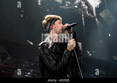 Atlanta, USA. 14Th Dec 2016. Machine Gun Kelly effectuant à la puissance 96.1's iHeart Radio Jingle Ball présentée par Capital One. (B. Crédit : l'accès Photo/Alamy Live News Banque D'Images