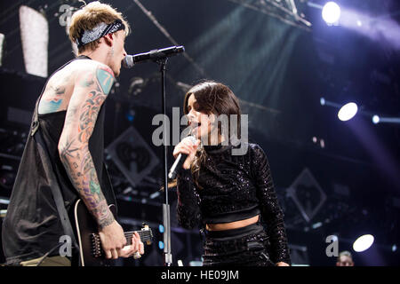 Atlanta, USA. 14Th Dec 2016. Machine Gun Kelly et Camila Cabello effectuant à la puissance 96.1's iHeart Radio Jingle Ball présentée par Capital One. (B. Crédit : l'accès Photo/Alamy Live News Banque D'Images