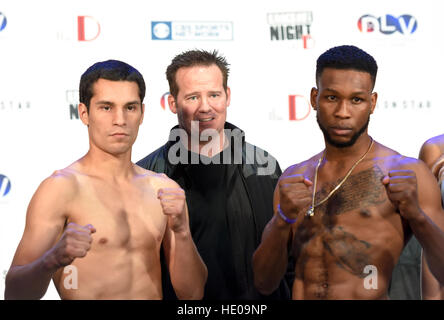 Las Vegas, Nevada, 16 décembre 2016 - Angelo combattants Baez et Nathaniel Gallimore pesée pour "Knockout nuit au D" présenté par la D Las Vegas et DLVEC et promu par Roy Jones Jr. la boxe. Credit : Ken Howard/Alamy Live News Banque D'Images