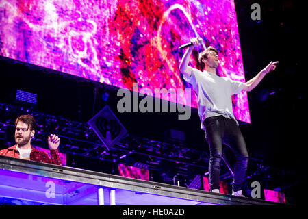 Atlanta, USA. 14Th Dec 2016. Alex Pall et Andrew Taggart des Chainsmokers effectuant à la puissance 96.1's iHeart Radio Jingle Ball présentée par Capital One. (B. Alyssa Trofort/La Photo crédit : l'accès) Accès Photo/Alamy Live News Banque D'Images