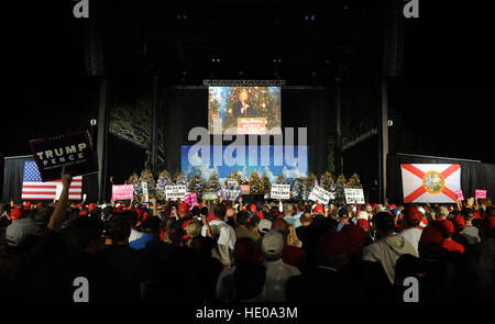 Orlando, Floride, USA. 14Th Dec 2016. Le président élu, Donald Trump parle lors d'un "Merci d'' le 16 décembre 2016 au parc des expositions du centre de la Floride à Orlando, Floride. © Paul Hennessy/Alamy Live News Banque D'Images