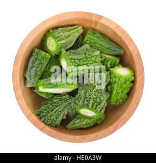 Vue de dessus du melon amer dans la bol en bois isolé sur blanc Banque D'Images