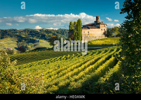 Soirée d'automne du soleil sur Castello della Volta et vignobles près de Barolo, Piemonte, Italie Banque D'Images