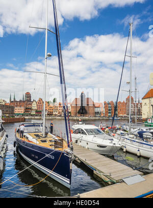La Pologne, la Poméranie, Gdansk (Dantzig), Marina Gdansk, vue du long pont Mottlau waterfront avec l'emblématique grue portuaire Banque D'Images
