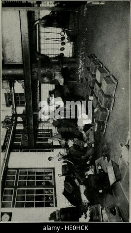 Cette publication de 1918 donne un aperçu du système scolaire Gary, un modèle éducatif progressiste qui a mis l'accent sur la formation professionnelle et la participation communautaire au début du XXe siècle. Banque D'Images