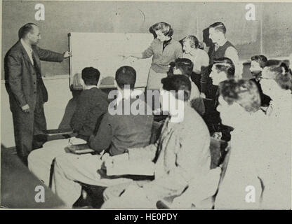 « Catalogue » (1963) est une liste complète d'articles, de produits ou de travaux, publiée comme guide de référence. Il fournit des informations détaillées, y compris des descriptions, des prix et des catégories, visant à organiser et à présenter un large éventail de biens ou de services pour un accès facile. Banque D'Images