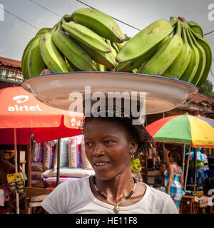 Adolescent africain portant un plateau de bananes Banque D'Images