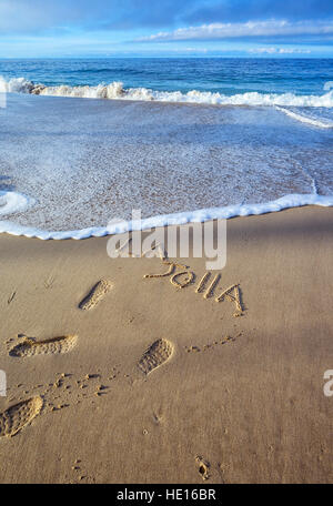 Le mot "La Jolla" écrit dans le sable. La Jolla, Californie. Banque D'Images