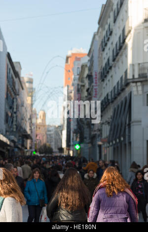 La foule des acheteurs de Noël au sol, Madrid, Espagne. Banque D'Images