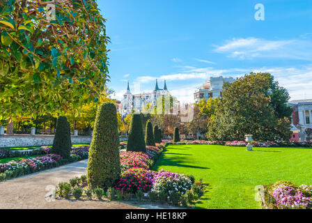 Jour d'automne chaud dans les beaux jardins de la ville de parc du Retiro de Madrid. Banque D'Images