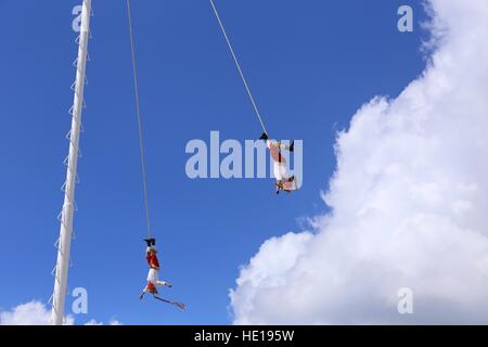 Voladores, le bungee jumpers du Mexique Banque D'Images