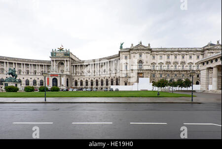 Photo vue sur le palais de la Hofburg et de la rue principale avec l'homme sur le cheval statue, vienne, autriche Banque D'Images