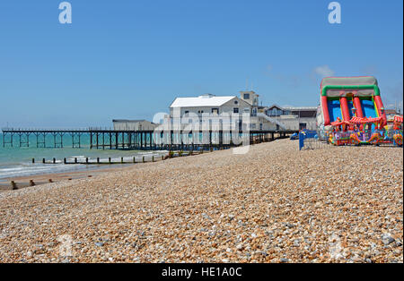 Front de Mer, plage et jetée de Littlehampton West Sussex, Angleterre Banque D'Images