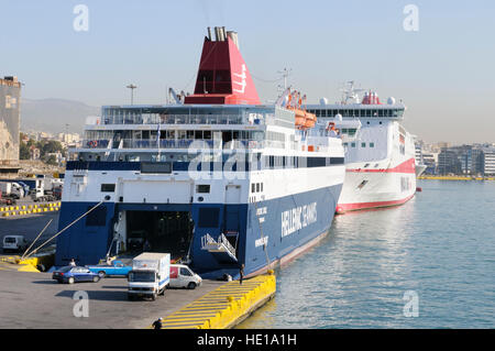 Le Ro/Ro ferry, Nissos Chios (IMO 9215555) à partir de la Hellenic Seaways amarré dans le port du Pirée, Athènes, Grèce Banque D'Images