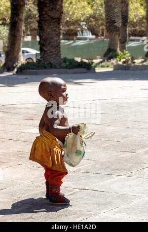 La Namibie, Windhoek, le 8 octobre : Himba non identifiés. tribu bébé Les himbas sont des peuples autochtones vivant dans le nord de la Namibie, dans le nord de l'Svakopmund de Banque D'Images