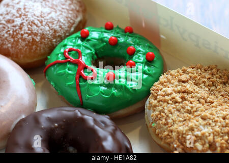 Sélection de Krispy Kreme dans une boîte Banque D'Images