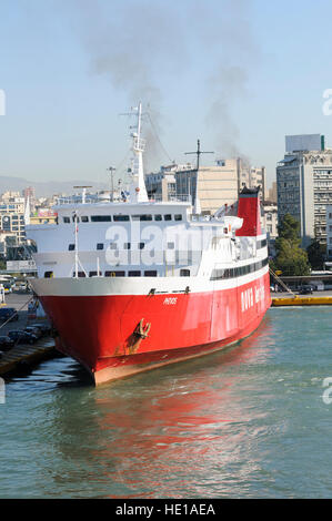 Phivos ro/ro passenfger (ferry), l'OMI 7825978 Nova Ferries amarrés dans le Pirée, port d'Athènes, Grèce Banque D'Images