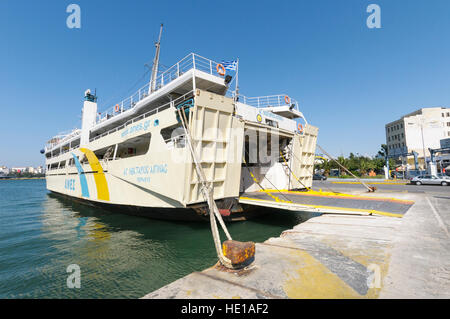 L'Anes ferries Agios Nektarios ro/ro passenger ferry amarré dans le port du Pirée, Athènes, Grèce Banque D'Images