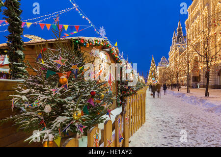 Moscou, Russie - le 08 décembre 2016 : crépuscule sur l'arbre de Noël et marché de Noël à la place Rouge sur Décembre 08,2016 à Moscou, Russie Banque D'Images