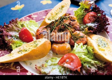 Poêlée de langoustines et de pain avec beurre aux herbes Banque D'Images