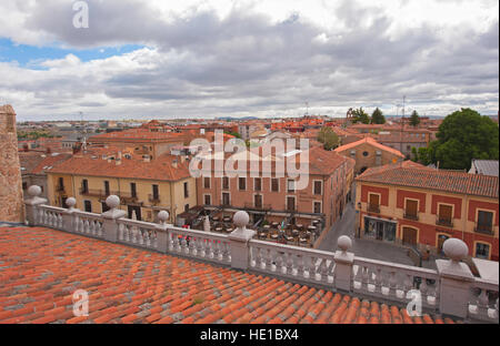 Une vue du mur de la ville à travers les toits à Avila, Espagne Banque D'Images
