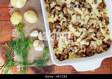 Pomme de terre au four avec des tranches de fromage de l'aubergine et l'ail. Pommes de terre nouvelles de l'ail et le fenouil sur la table. Vue d'en haut Banque D'Images