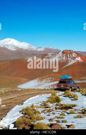 Jeep de la conduite dans le paysage spectaculaire, Altiplano, Bolivie, Amérique du Sud Banque D'Images