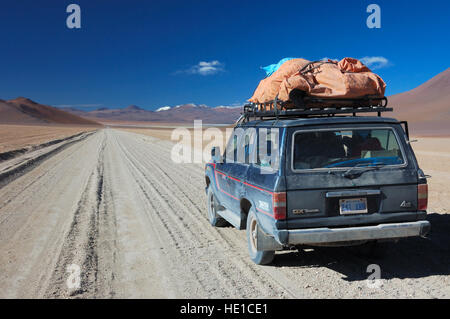 Jeep roulant dans paysage, Altiplano, Bolivie, Amérique du Sud Banque D'Images