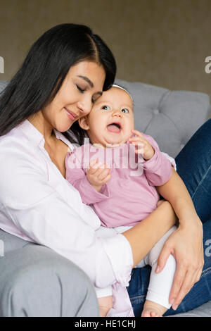 Mère est assis sur un fauteuil avec bébé Banque D'Images