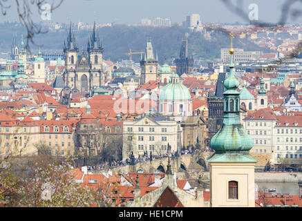 Vue sur le centre de Prague, en République tchèque, avec l'église Notre Dame de Tyn avant et l'église Saint-Nicolas Banque D'Images