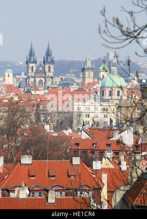 Vue sur le centre de Prague, en République tchèque, avec l'église Notre Dame de Tyn avant et l'église Saint-Nicolas Banque D'Images