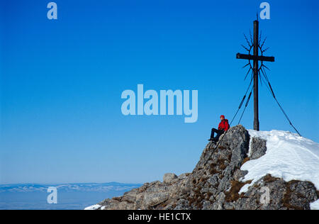 Femme, 22, au sommet cross, Mt. Steinerner Jaeger dans les préalpes près de Reichraming en hiver, Haute Autriche, Autriche, Europe Banque D'Images