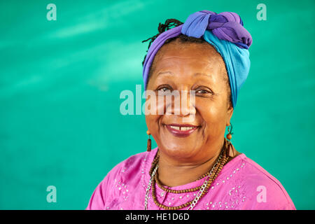Vieux peuple cubain et d'émotions, portrait de senior african american lady en riant et en regardant la caméra. Professionnels personnes âgées femme noire de La Havane, Cuba sm Banque D'Images