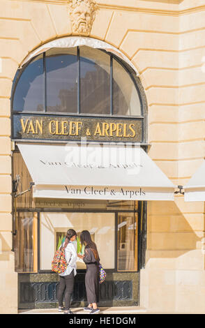 Les acheteurs asiatiques en face de Van Cleef & Arpels, place Vendôme boutique Banque D'Images