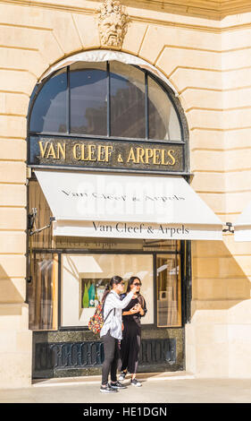 Les acheteurs asiatiques en face de Van Cleef & Arpels, place Vendôme boutique Banque D'Images