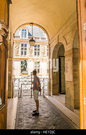 Entrée et cour intérieure de musée Carnavalet Banque D'Images